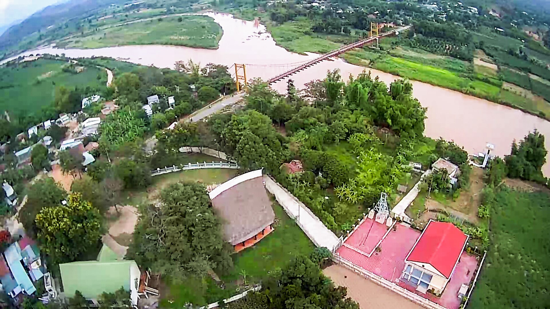 Cầu treo và nhà rông Tây Nguyên Kon Klor - Điểm du lịch tại Tp Kon Tum
